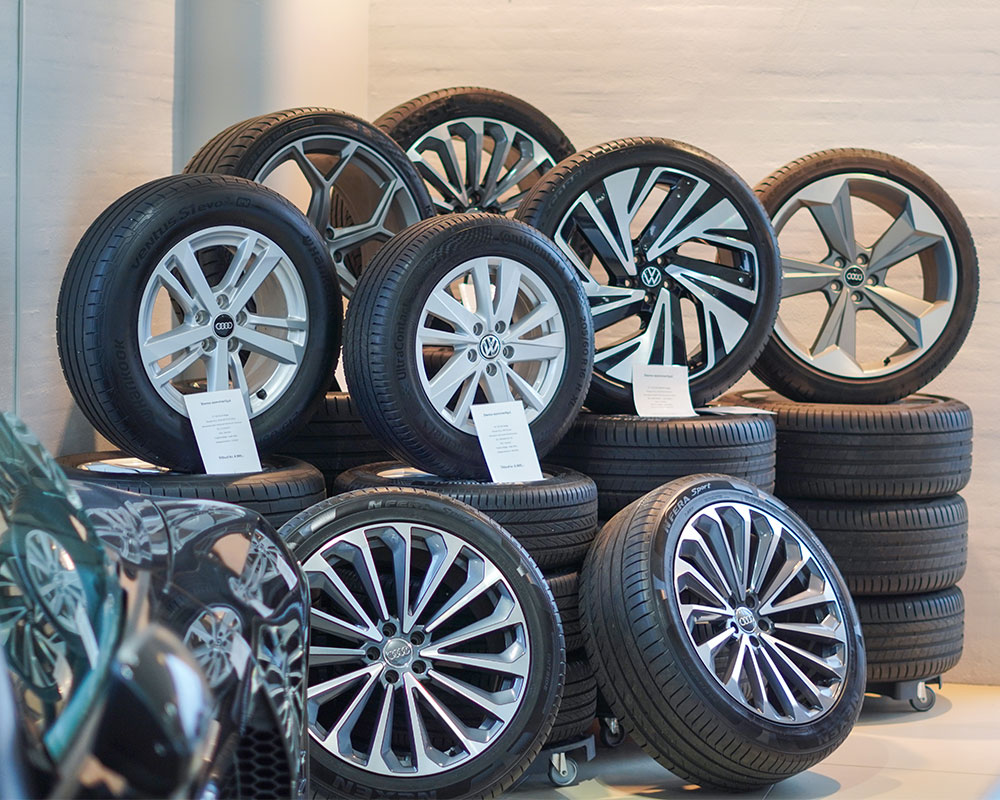 Udstilling af dæk og fælge hos BW Cargroup Esbjerg