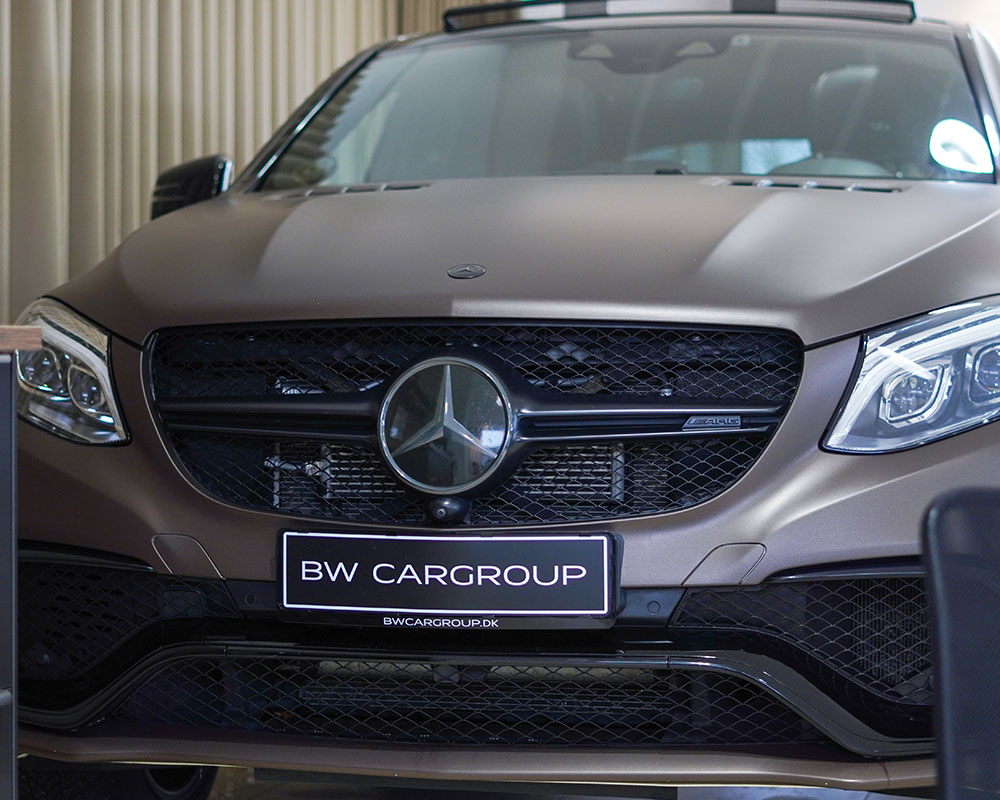 Biludstilling i showroom hos BW Cargroup i Esbjerg