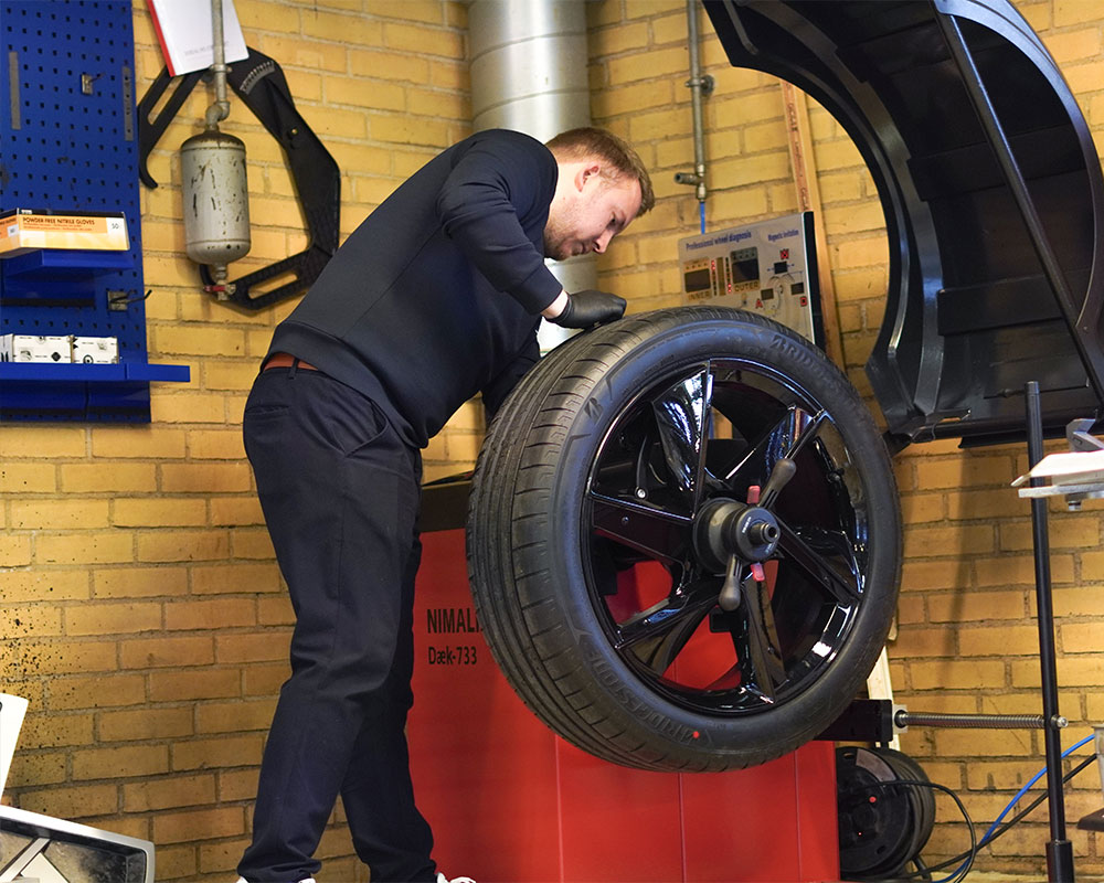 Mekaniker monterer fælg hos BW Cargroup Esbjerg